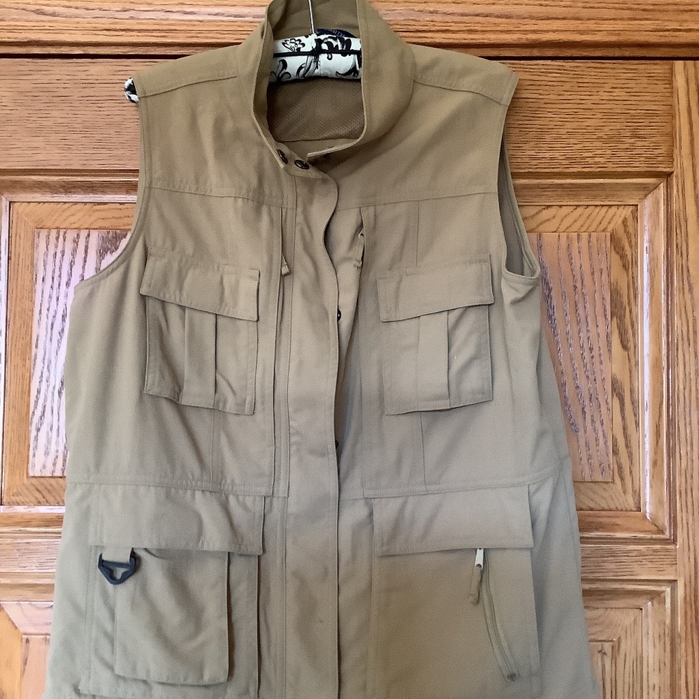 TRAVELSMITH - Gorgeous travel vest - so many pockets and zippers and pulls!